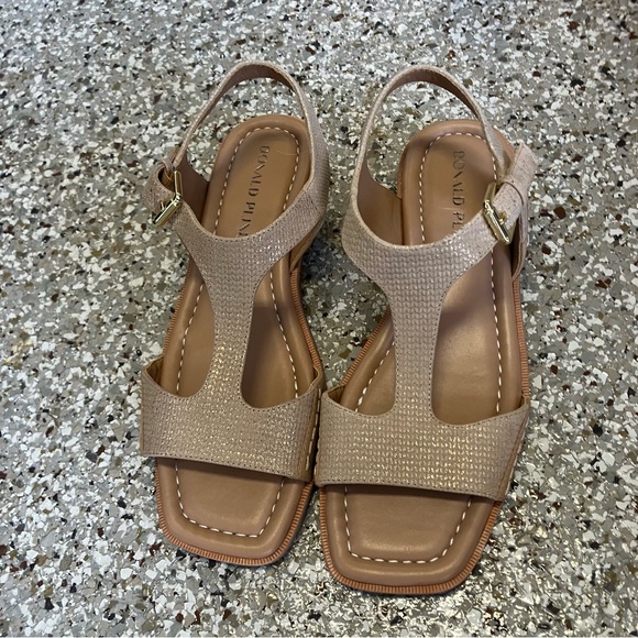 EUC Donald Pliner Dria T-Strap Tan and Gold Sandal (7) - Picture 3 of 12